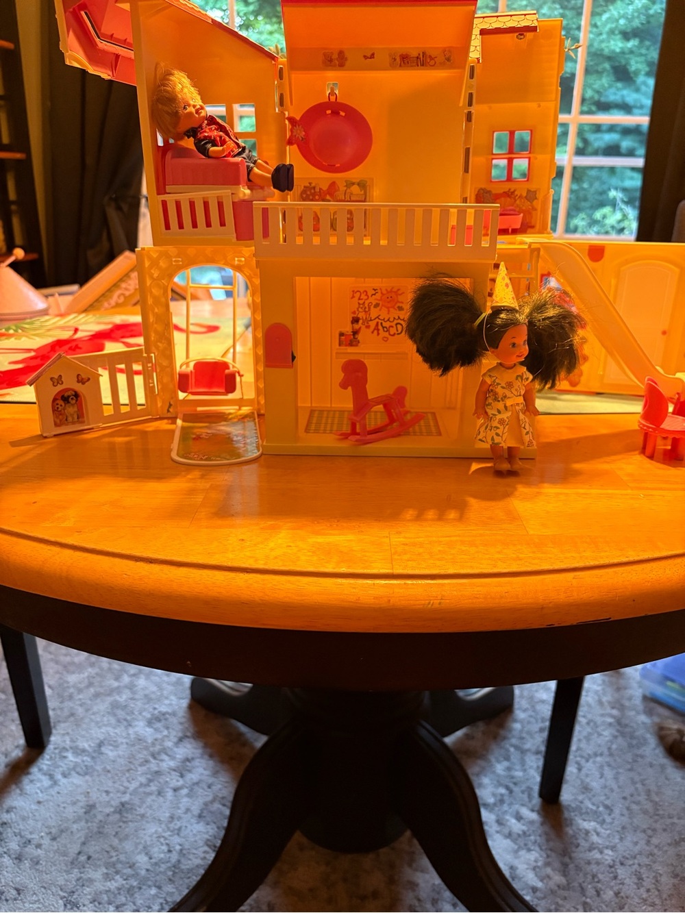 Mattel Yellow Fold-Out Kelly house.